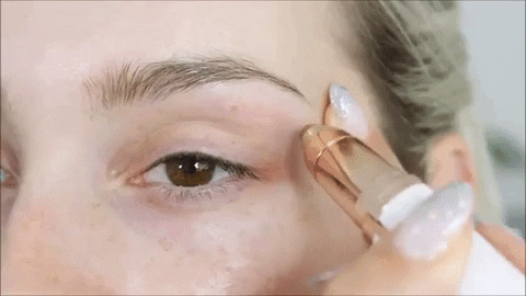Demonstração da caneta depiladora em uso na sobrancelha